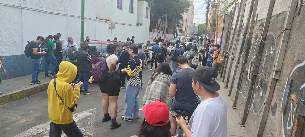 Entrenadores formando fila durante el recorrido en busca de Meowscarada en el Día de la Comunidad Sprigatito en Pokémon GO.